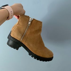 URBAN OUTFITTERS TAN BOOTIES